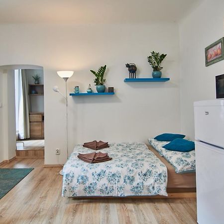Nice Home To Stay At Prague Close To Castle With Terrace And Garden Exterior foto