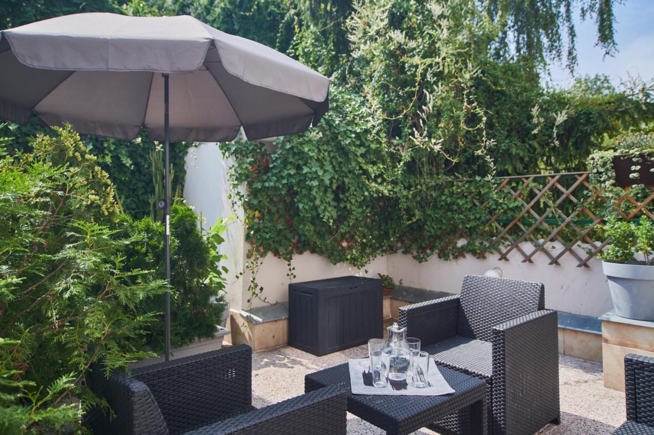 Nice Home To Stay At Prague Close To Castle With Terrace And Garden Exterior foto